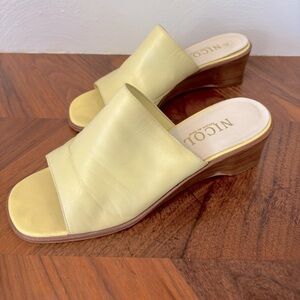 Wood wedges, cute colour for spring and summer!